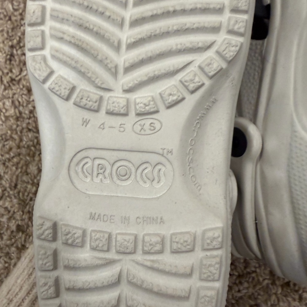 Women’s crocs new gray size 4/5 - Picture 4 of 4